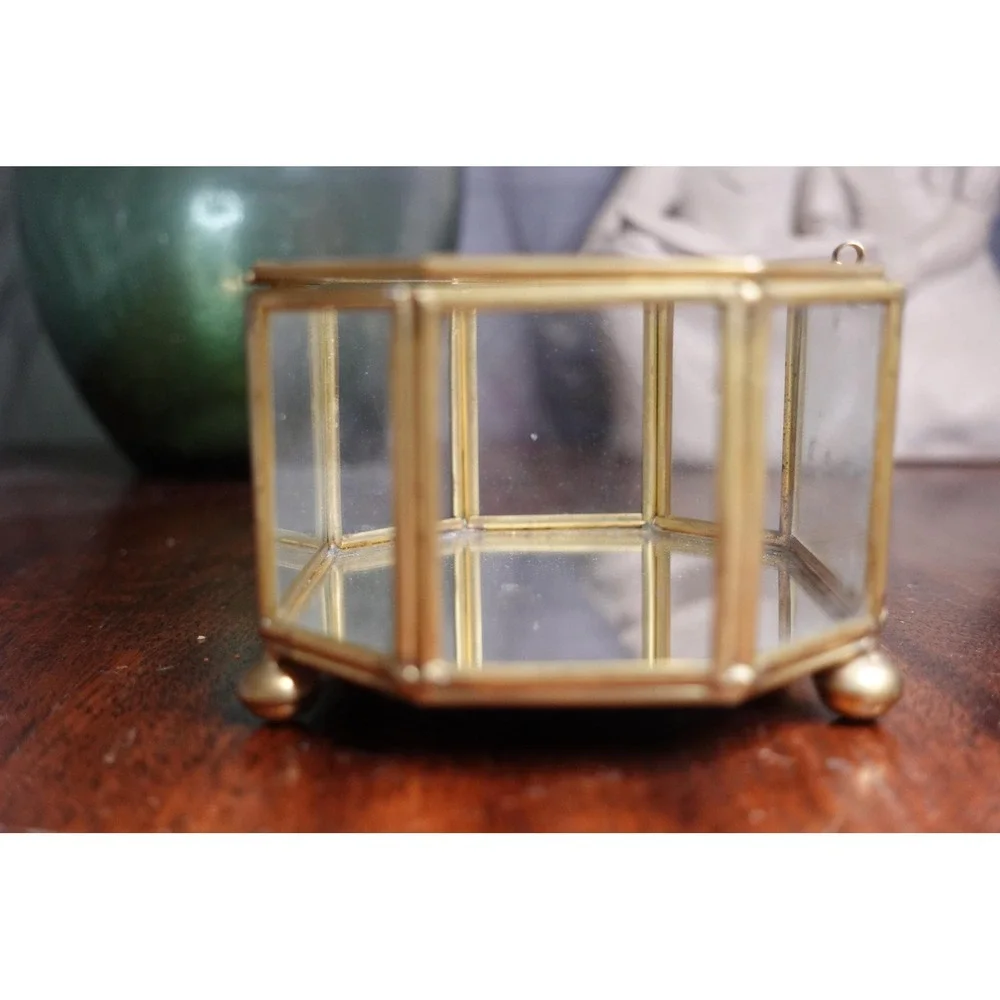 glass gold trim and hinged lid footed octagon jewelry‎ box with mirrored base